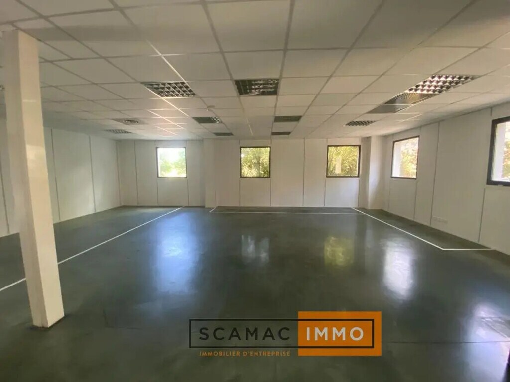 Location Local d'activités 585 m² - Photo 1