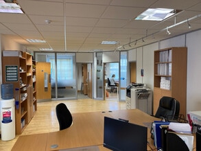 Centennial Ave, Borehamwood to rent Interior Photo- Image 2 of 2