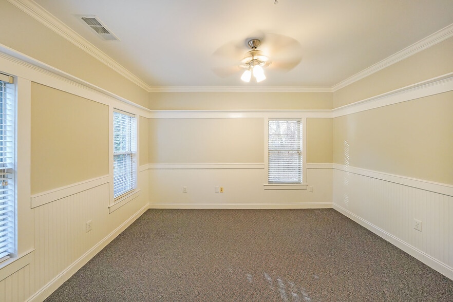 Building 1800: Units 1820, 1830, 1840 portfolio of 3 properties for sale on LoopNet.co.uk - Building Photo - Image 3 of 13