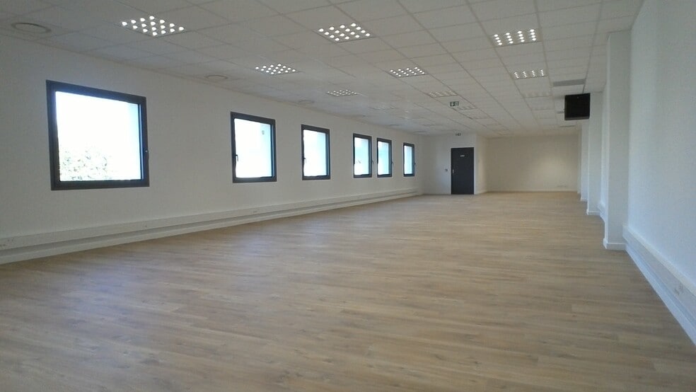 Avenue De La Fleuride, Aubagne to rent - Interior Photo - Image 3 of 8