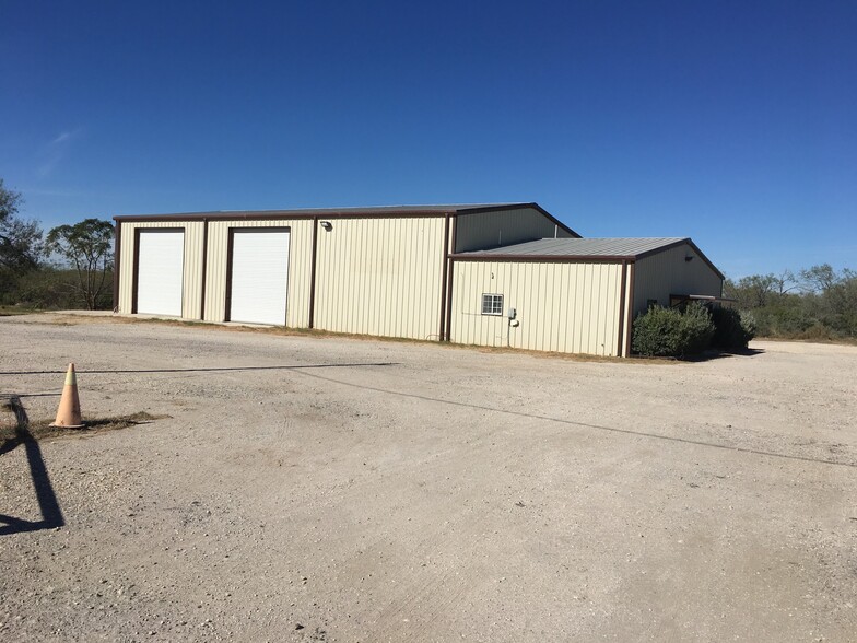 240 Welco Ln, Jourdanton, TX for rent - Building Photo - Image 2 of 3