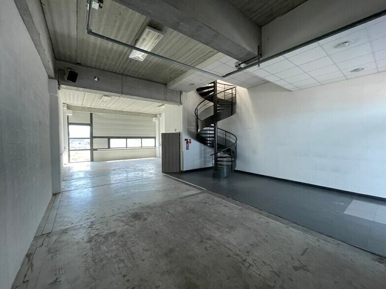 Light Industrial in Saint-Denis to rent - Building Photo - Image 3 of 7