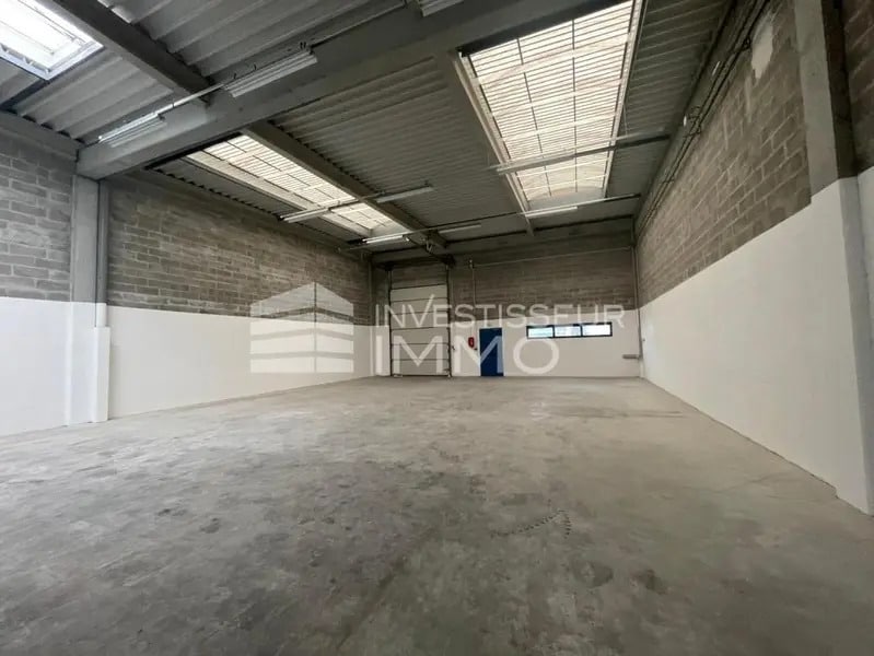 Light Industrial in Lieusaint to rent Interior Photo- Image 1 of 4