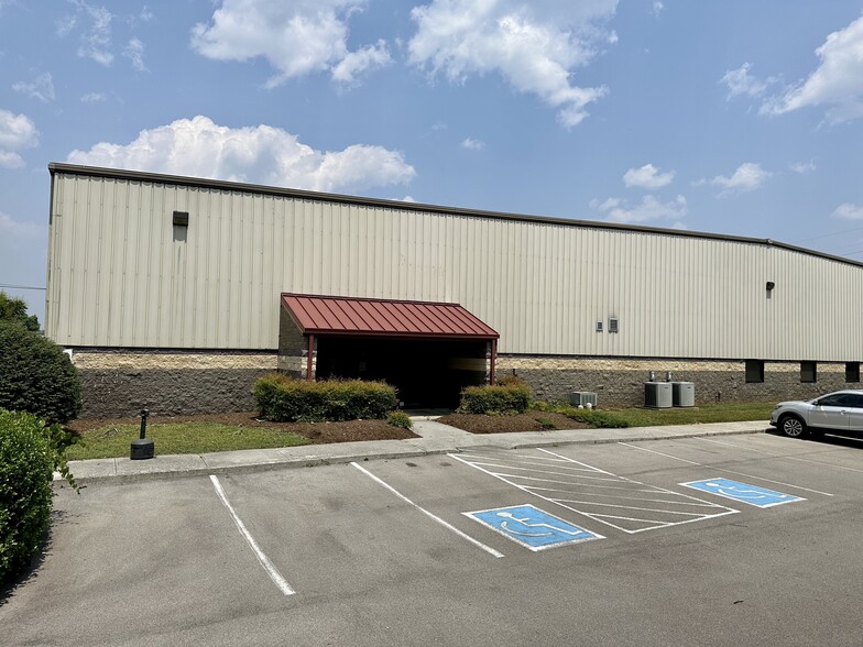 108 W Center Stage, Clinton, TN for sale - Building Photo - Image 1 of 1