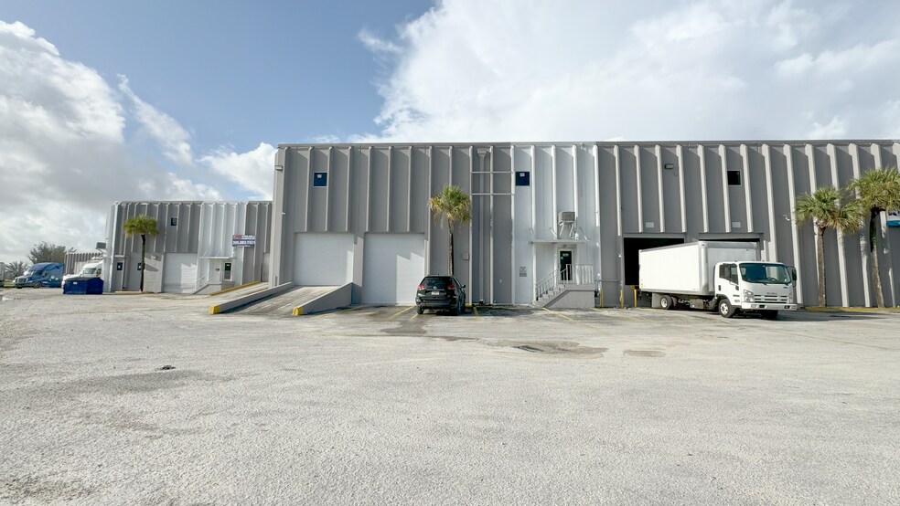 9304-9384 NW 102nd St, Miami, FL to rent - Building Photo - Image 3 of 6