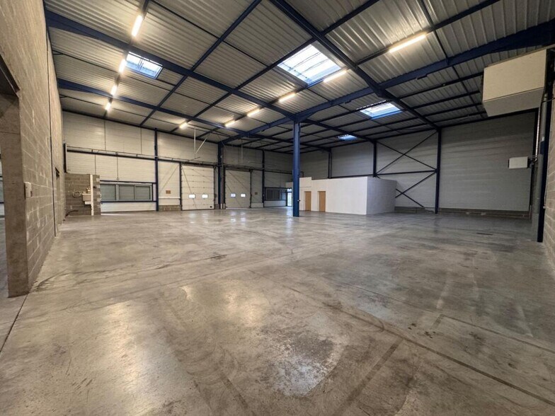 Light Industrial in Dagneux to rent - Interior Photo - Image 3 of 8
