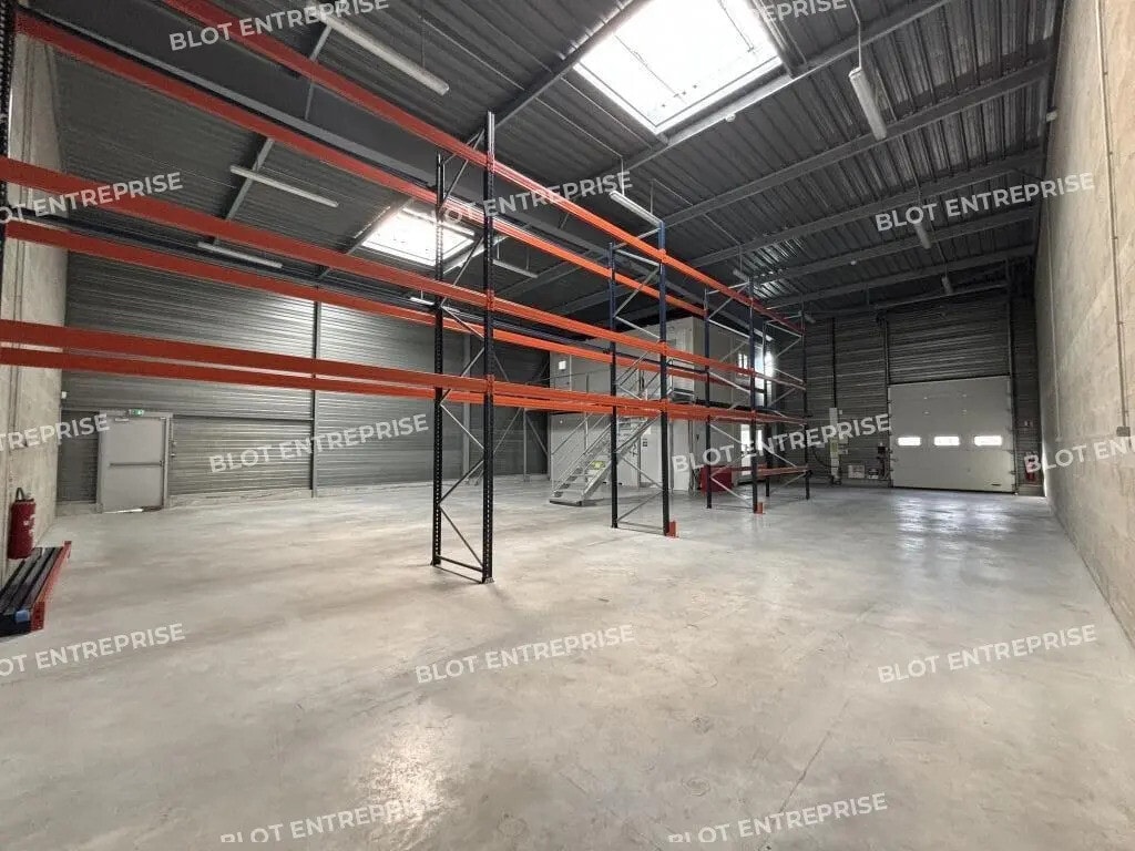 Location Local d'activités 330 m² - Photo 1