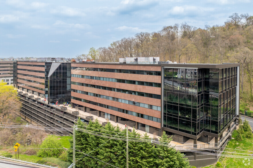 100 4 Falls Corporate Ctr, Conshohocken, PA for rent - Building Photo - Image 2 of 12