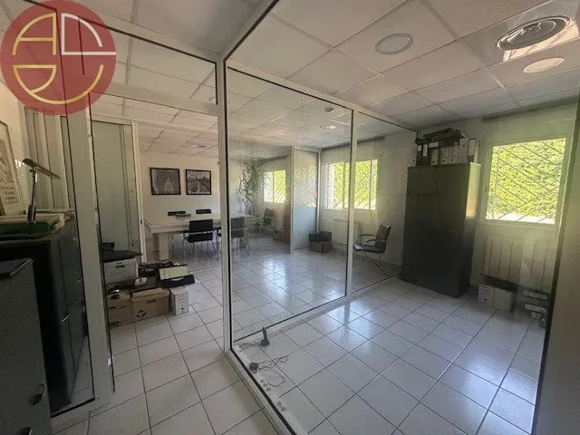 Location Bureaux 275 m² - Photo 1