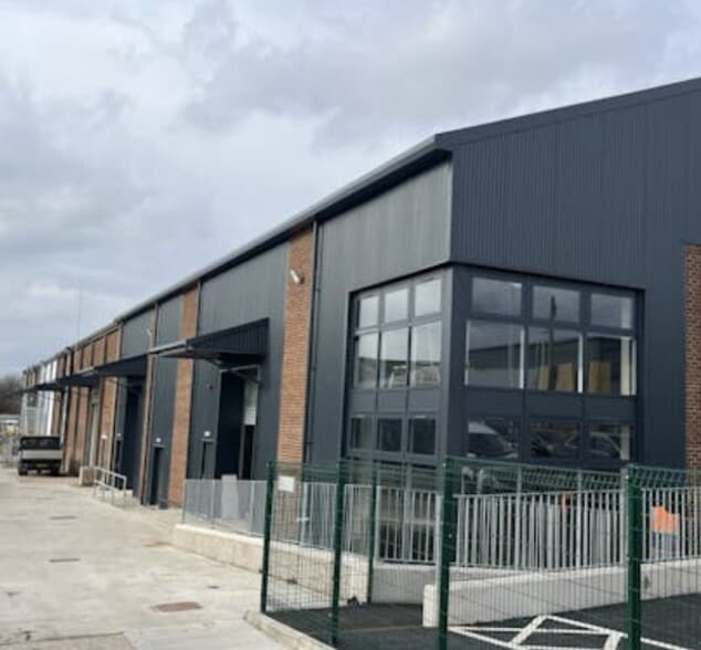 76 Lincoln Rd, High Wycombe to rent - Building Photo - Image 1 of 1