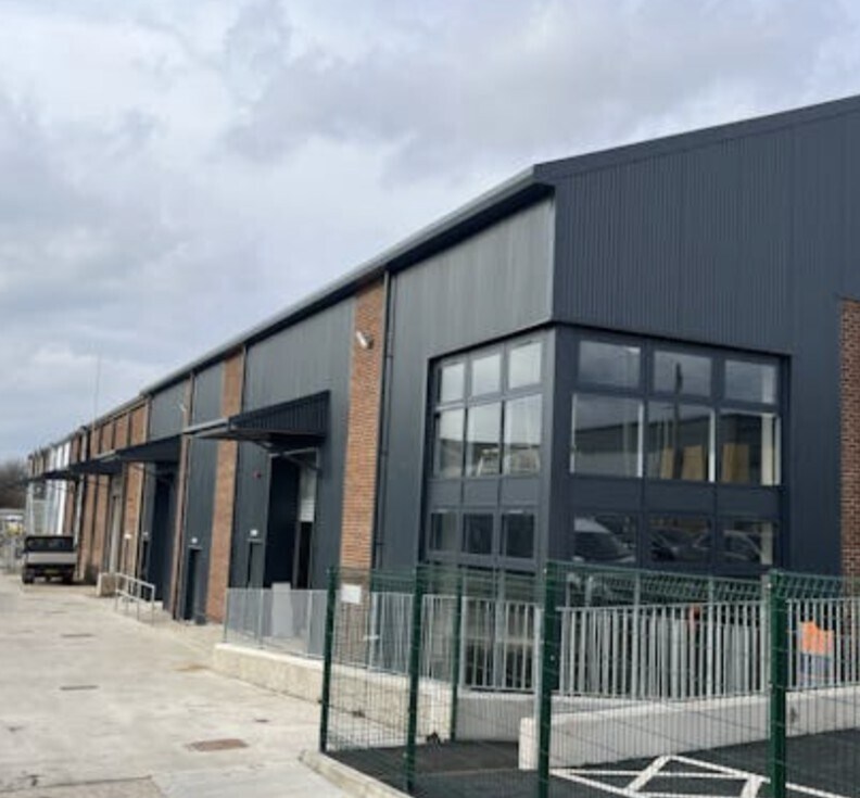 76 Lincoln Rd, High Wycombe to rent Building Photo- Image 1 of 2