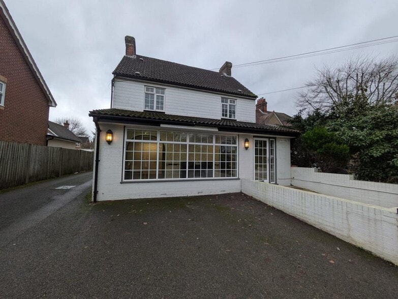 Portsmouth Rd, Godalming to rent - Building Photo - Image 1 of 7