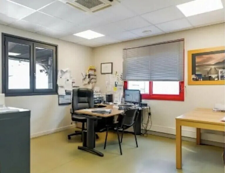 Light Industrial in Vénissieux to rent - Interior Photo - Image 2 of 11