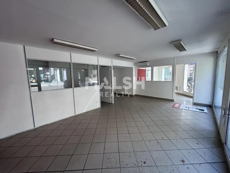Retail in Lyon to rent - Interior Photo - Image 2 of 9