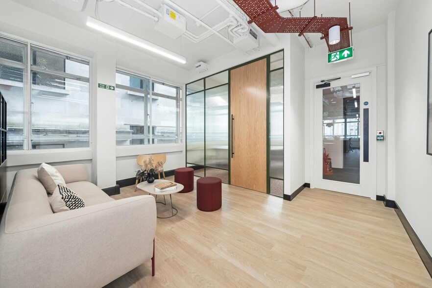 2 Swallow Pl, London to rent - Building Photo - Image 3 of 16