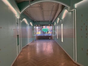 Retail in Barcelona, Barcelona to rent Interior Photo- Image 2 of 6
