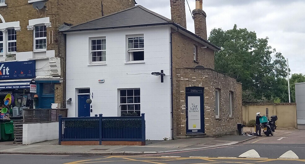 298 Upper Richmond West Rd, London to rent - Building Photo - Image 1 of 4
