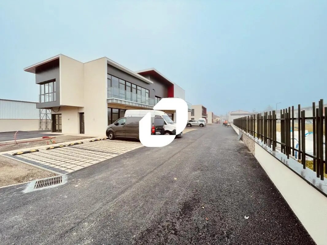 Office in Décines-Charpieu to rent Building Photo- Image 1 of 15