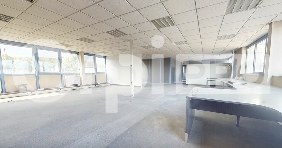 Industrial in Civrieux D Azergues to rent - Building Photo - Image 1 of 5