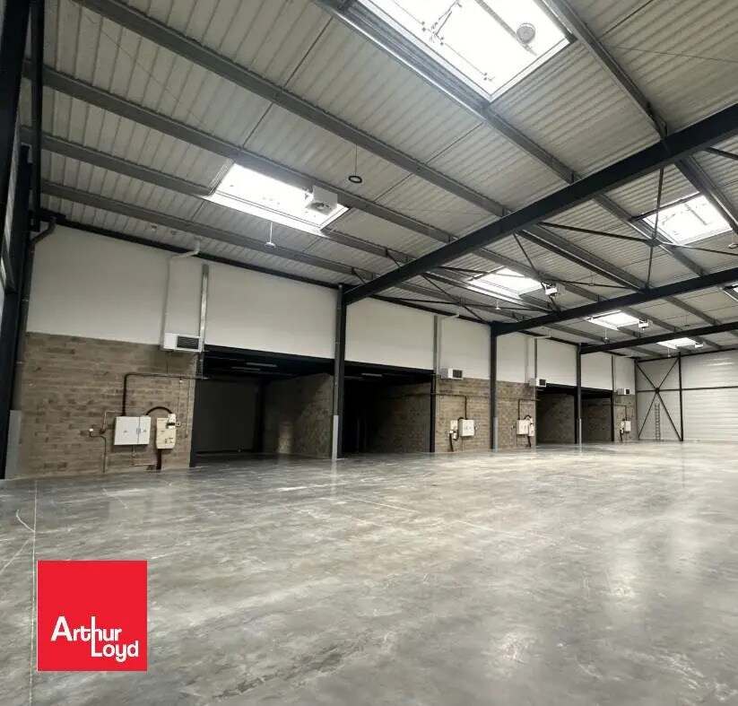 Location Local d'activités 348 m² - Photo 1