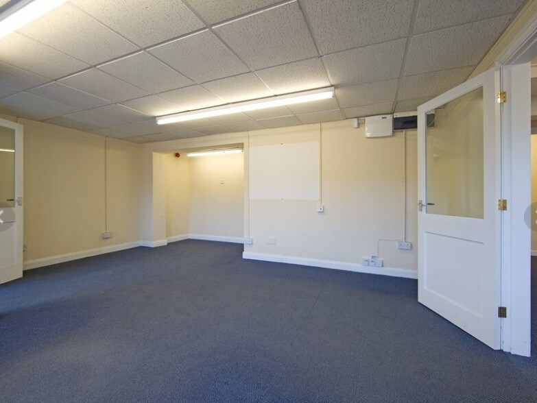 Lotherton Way, Leeds to rent - Building Photo - Image 3 of 13