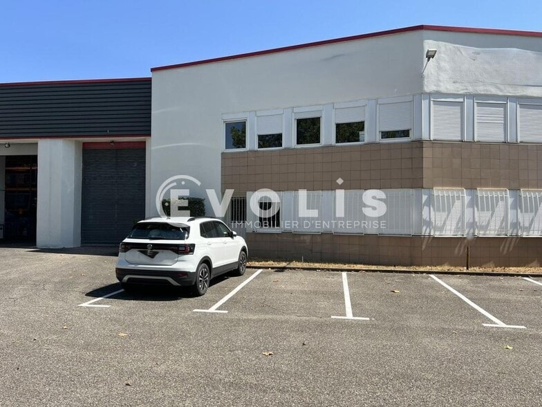 15 Rue Jean Zay, Saint-Priest to rent - Building Photo - Image 2 of 20