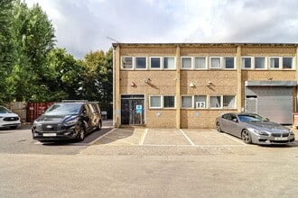 Queens Rd, Barnet to rent Building Photo- Image 1 of 14