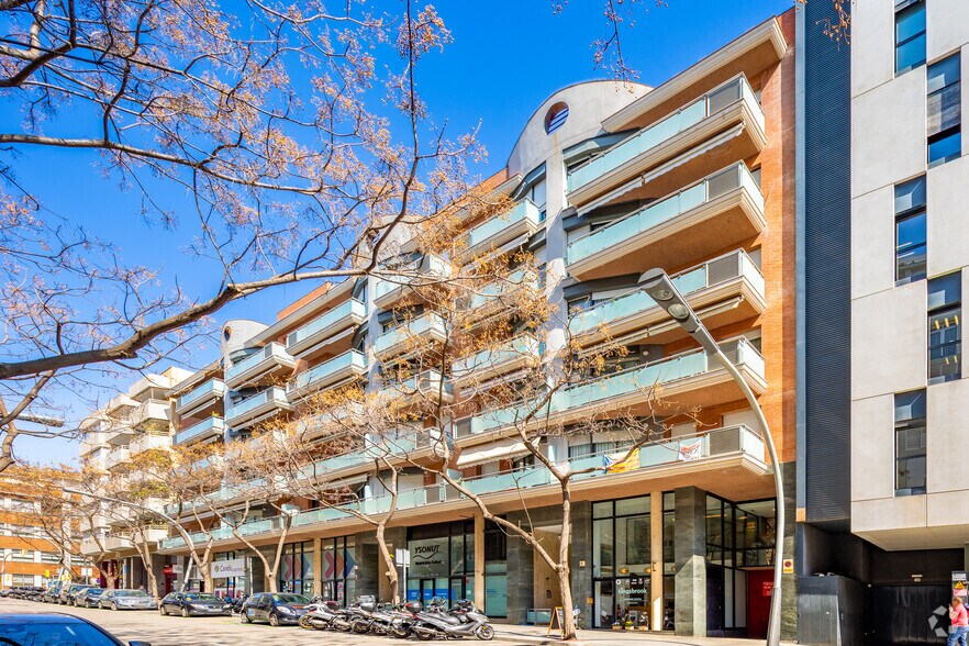 Retail in Barcelona, Barcelona to rent - Primary Photo - Image 1 of 7