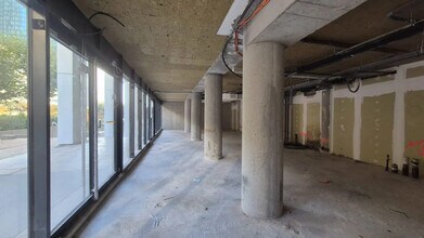 Retail in Puteaux to rent Interior Photo- Image 2 of 7