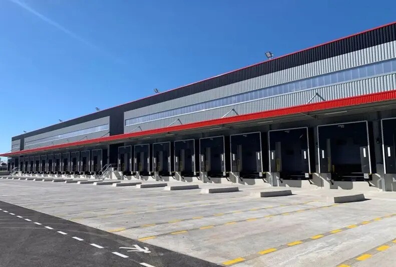 Light Industrial in Vitrolles to rent - Primary Photo - Image 3 of 4