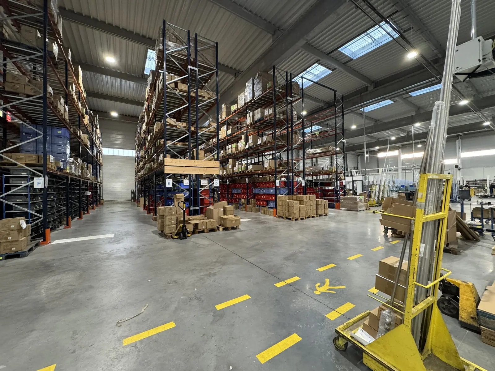 Light Industrial in Neuville-sur-Oise to rent Interior Photo- Image 1 of 18
