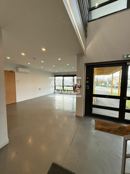 Light Industrial in Le Mesnil-Amelot to rent - Lobby - Image 3 of 4