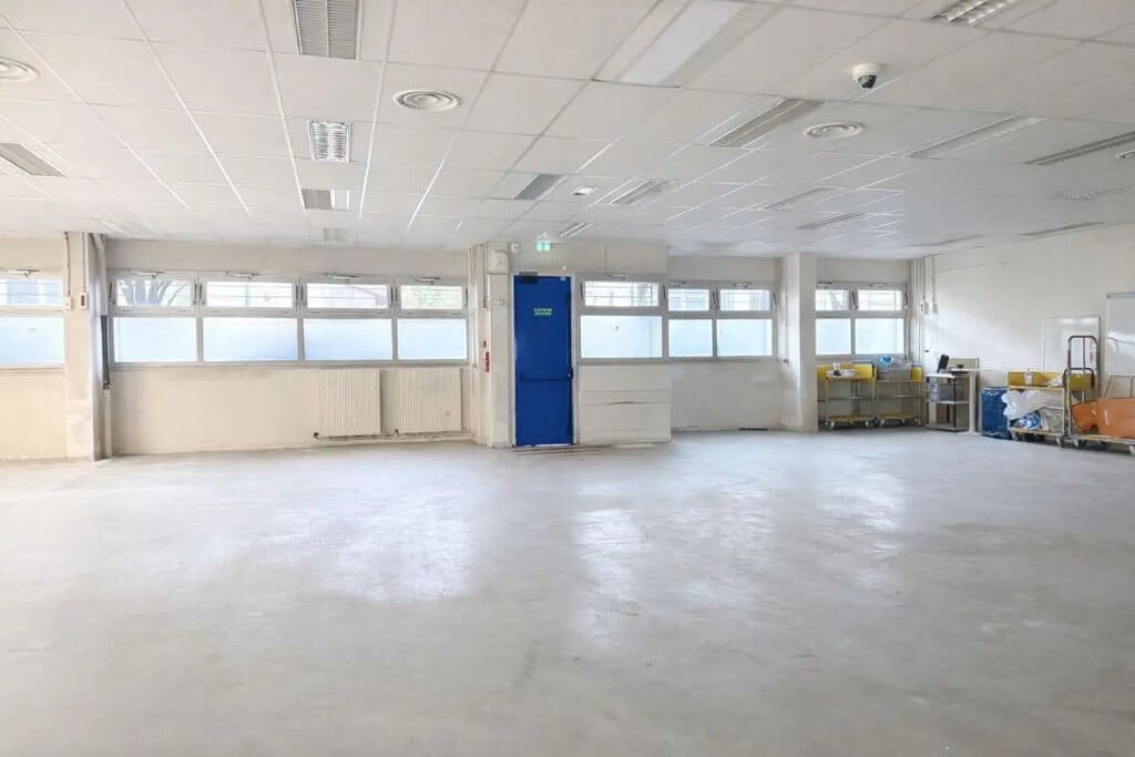 Location Entrepôt 680 m² - Photo 1