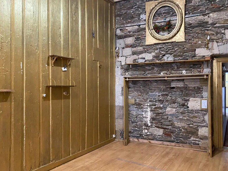 Retail in Nantes to rent - Building Photo - Image 2 of 8