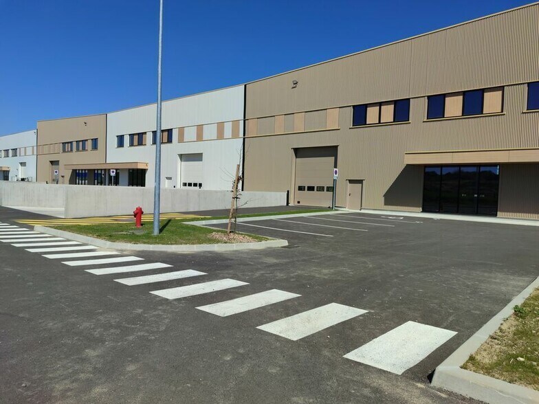 Light Industrial in Vaulx-Milieu to rent - Building Photo - Image 2 of 4