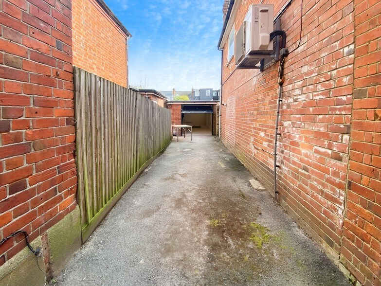 97 Donnington Rd, Reading for sale - Primary Photo - Image 1 of 1