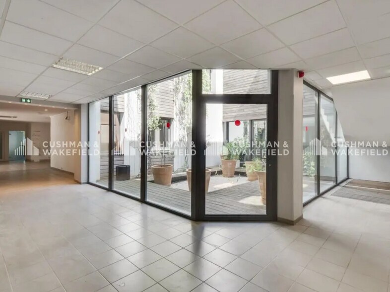 155 Rue Du Dirigeable, Aubagne to rent - Interior Photo - Image 3 of 10