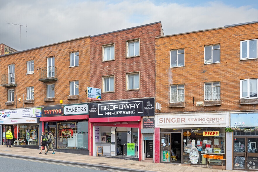 18-18A The Springs, Wakefield to rent - Building Photo - Image 2 of 7