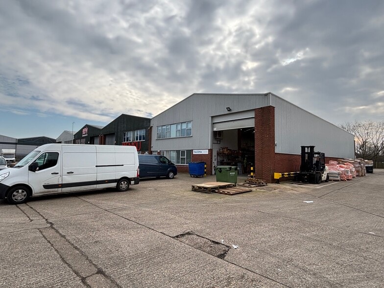 Priors Way, Maidenhead to rent - Building Photo - Image 2 of 2