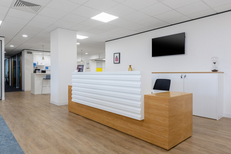 132 Lewisham High St, London to rent - Interior Photo - Image 2 of 10