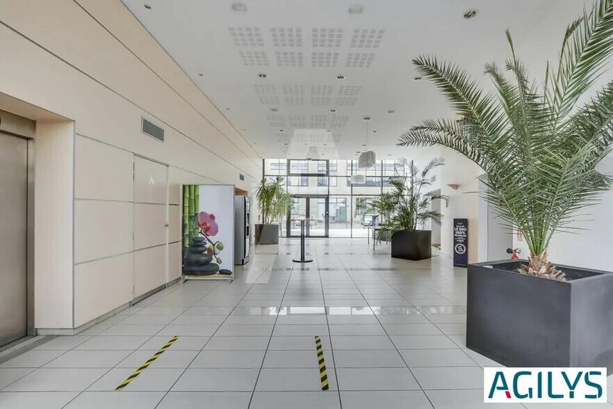 Light Industrial in Les Ulis to rent - Building Photo - Image 2 of 8