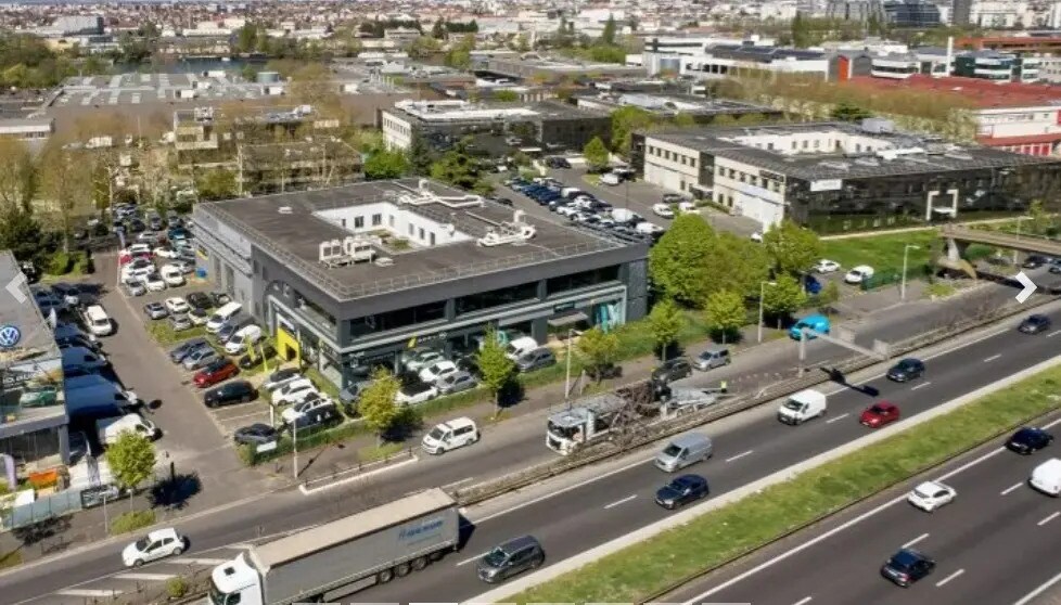 Light Industrial in Nanterre to rent - Building Photo - Image 2 of 5