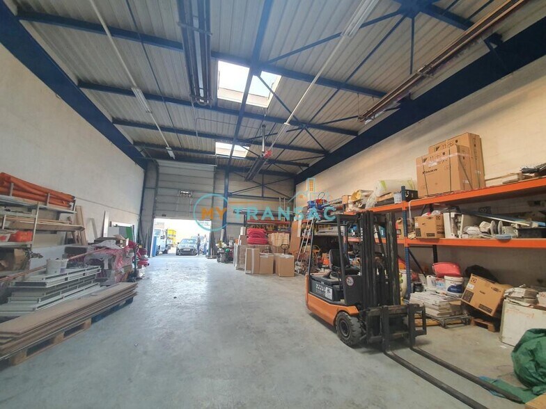 Light Industrial in Chelles to rent - Interior Photo - Image 2 of 9