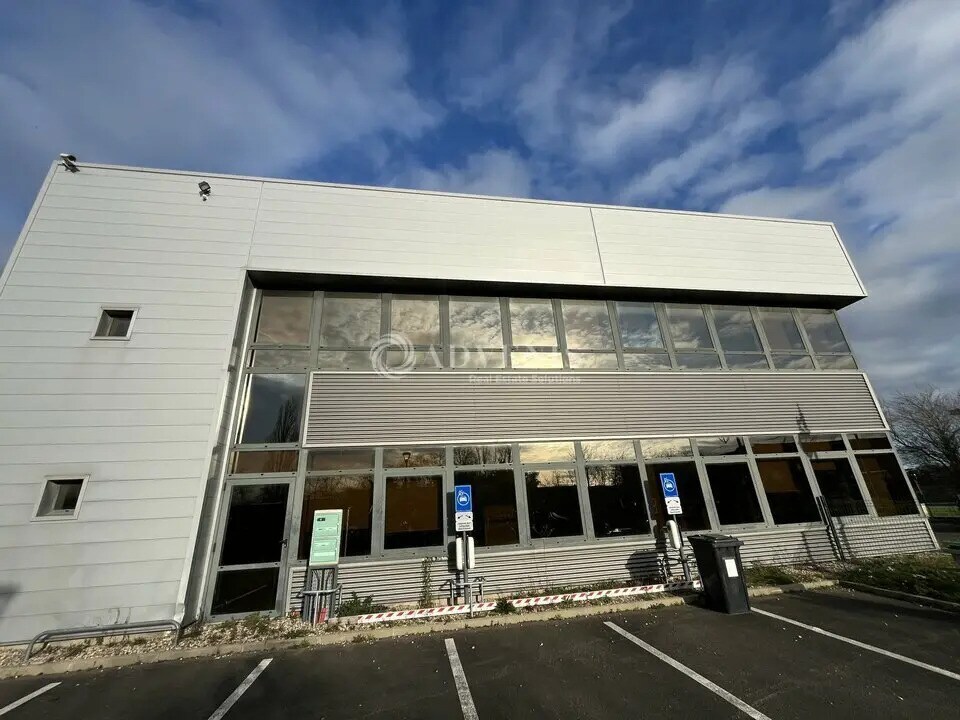 Light Industrial in Coignières to rent Building Photo- Image 1 of 6