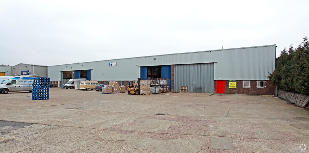 Gresham Way, London to rent - Building Photo - Image 2 of 4