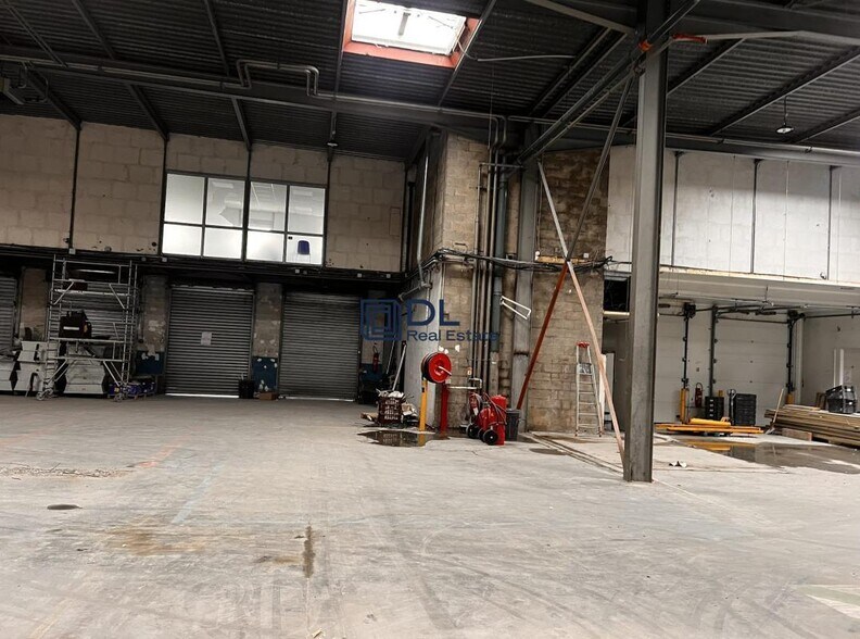 Industrial in Orly to rent - Interior Photo - Image 3 of 11