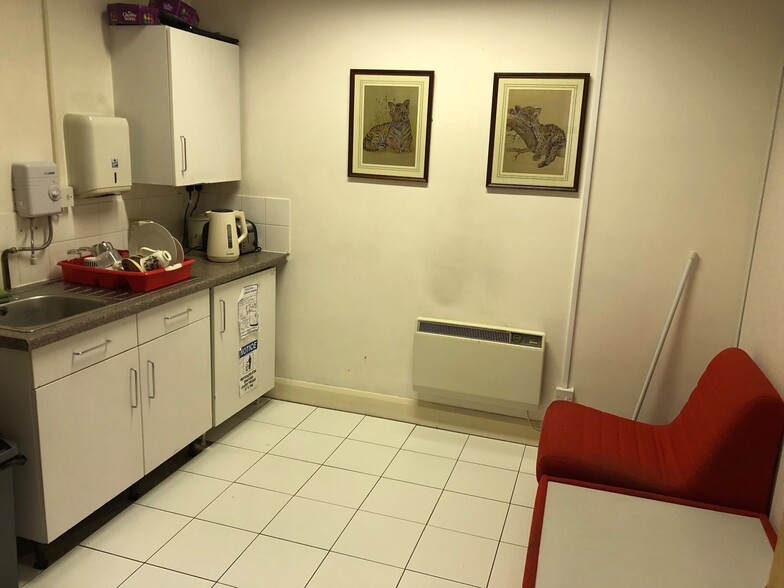 Worsley Bridge Rd, London to rent - Interior Photo - Image 3 of 9