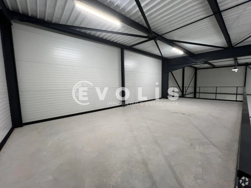 Light Industrial in Janneyrias to rent Interior Photo- Image 1 of 22
