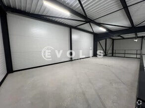 Light Industrial in Janneyrias to rent Interior Photo- Image 1 of 22