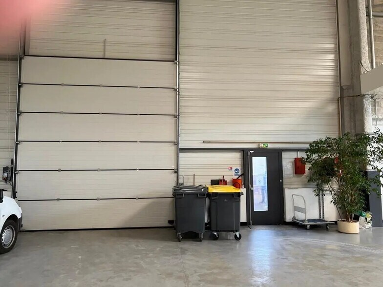 10 Rue Gustave Eiffel, Goussainville to rent - Interior Photo - Image 2 of 5